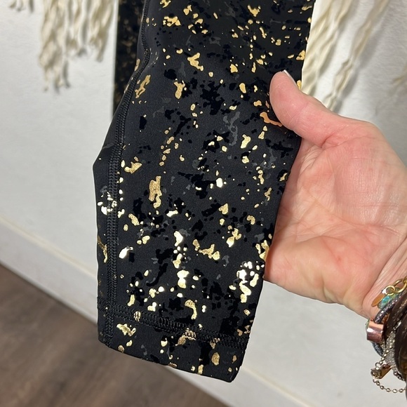 Lululemon NWT Speed Wunder Tight Luna New Year in Black Gold Size 2 - Picture 3 of 16